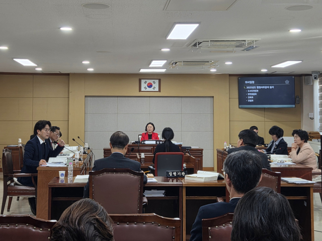 14일 대구 수성구의회 문화복지위원회가 행정사무감사를 진행하고 있다. 김유진 기자