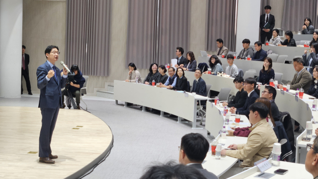 김경수 지방시대위원장이 14일 오후 경북대를 방문해 청년 콘서트를 열고, 5극3특 전략을 대안으로 제시하고 있다. 서광호 기자