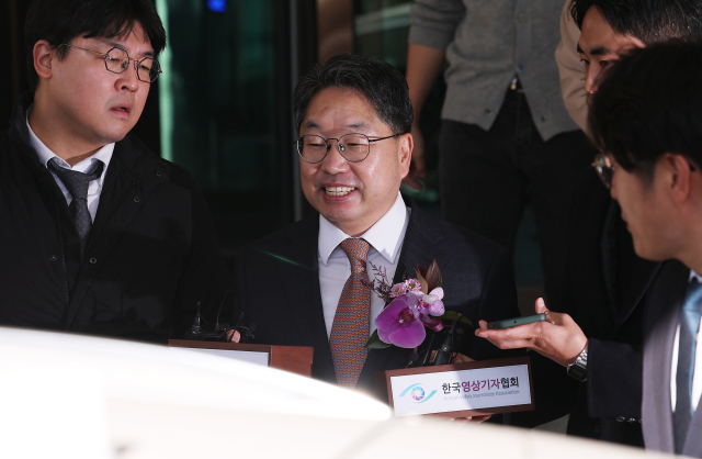 퇴임식을 마친 노만석 검찰총장 직무대행이 14일 서울 서초구 대검찰청을 나서고 있다. 연합뉴스