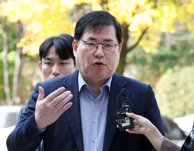 대장동 개발 비리 의혹으로 재판에 넘겨진 유동규 전 성남도시개발공사 기획본부장이 31일 서울 서초구 중앙지법에서 열린 1심 선고공판에 출석하며 입장을 밝히고 있다. 연합뉴스