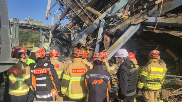 울산화력발전소 보일러 타워 붕괴 사고 9일째인 14일 오전 발전소 현장에서 중장비를 동원한 수색 작업이 밤낮없이 이어지고 있는 가운데 구조대원 등 구조팀 관계자들이 수색 계획에 대해 논의하고 있다. 지난 6일 발생한 이 사고로 현재까지 매몰자 7명 중 6명이 사망했고 1명이 잔해 속에 묻혀 실종된 상태다. 연합뉴스