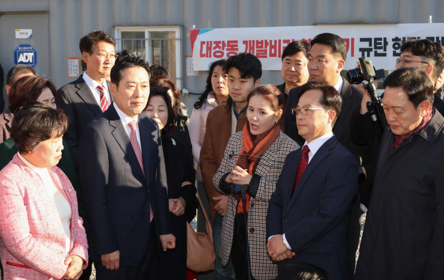 국민의힘 장동혁 대표가 14일 경기 성남시 분당구 대장동 기반시설 건설현장을 방문해 주민들의 건의사항을 듣고 있다. 연합뉴스