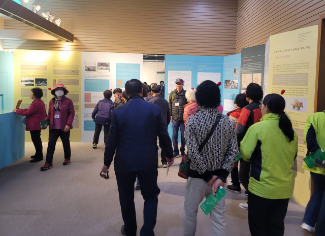 대구방짜유기박물관을 찾은 관람객들이 전시를 감상하고 있다. 대구문화예술진흥원 제공