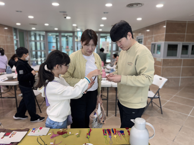 대구방짜유기박물관에서 한 가족이 전통공예를 체험하고 있다. 대구문화예술진흥원 제공