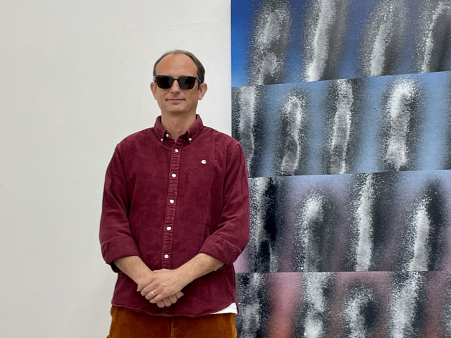 갤러리CNK에서 전시 중인 프랑스 작가 탱크(TANC)가 작품 앞에서 포즈를 취하고 있다. 이연정 기자