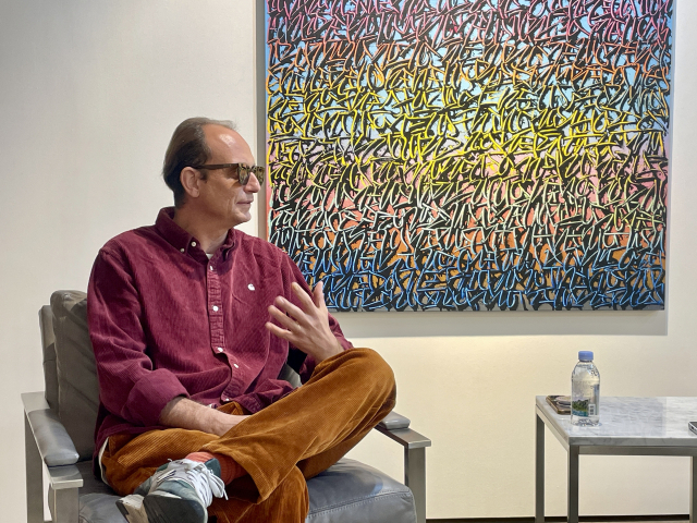 갤러리CNK에서 전시 중인 프랑스 작가 탱크(TANC)가 자신의 작품에 대해 설명하고 있다. 이연정 기자