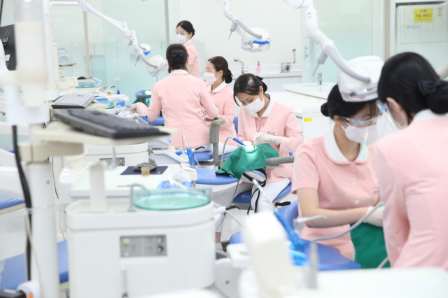 대구과학대학 치위생과는 초고령 사회에 대비해 시니어 구강관리 전문인력 양성을 선도하고 있다. 치위생과 학생들이 실습을 진행하고 있다. 대구과학대 제공