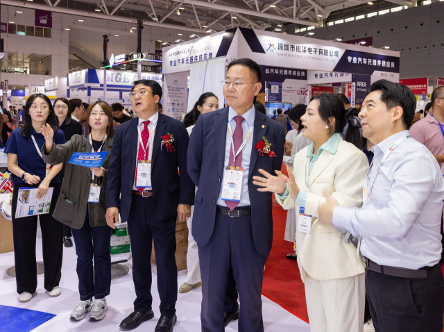 김재욱 군수가 중국 선전(深圳)시자동차전자산업협회를 방문해 세계 전기차 시장에 대한 설명을 듣고 있다. 칠곡군 제공