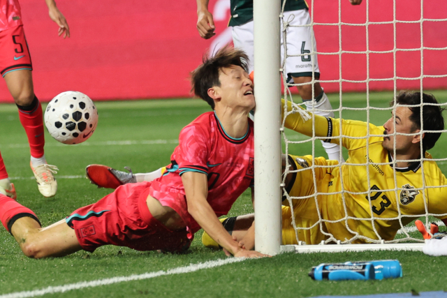 14일 대전월드컵경기장에서 열린 남자축구 국가대표 A매치 평가전 대한민국과 볼리비아의 경기. 이재성이 몸을 날려 헤더슛을 한 뒤 골대에 얼굴을 부딪치고 있다. 연합뉴스