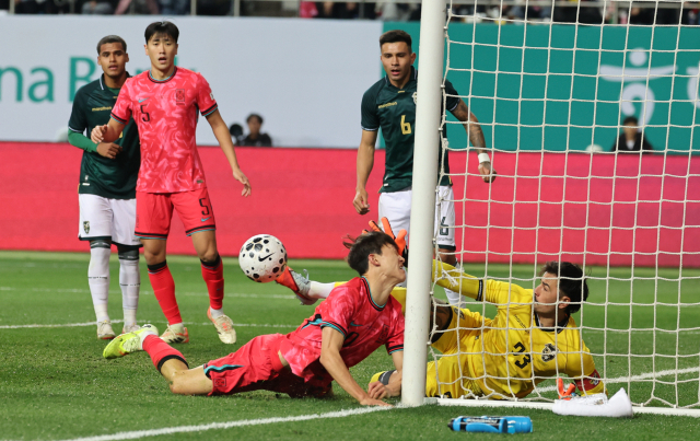 14일 대전월드컵경기장에서 열린 남자축구 국가대표 A매치 평가전 대한민국과 볼리비아의 경기. 이재성이 헤딩슛을 하고 있다. 연합뉴스