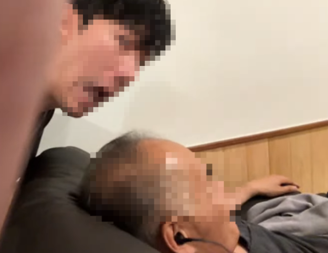 찜질방에서 잠 손님들을 깨우는 콘텐츠를 촬영하는 유튜버. 유튜브 영상 캡처