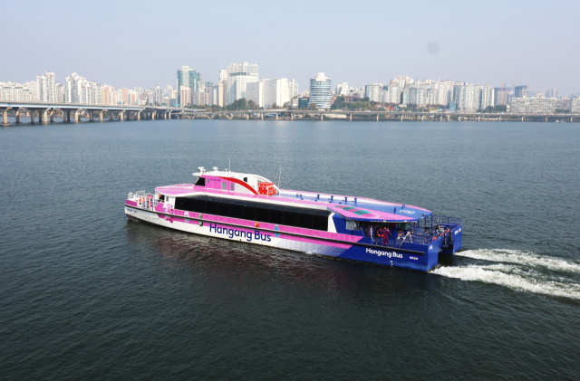 서울시는 한강버스가 운항을 재개한 지 닷새 만에 누적 탑승객 1만명을 넘겼다고 밝혔다. 6일 서울 여의도 선착장에서 마곡행 한강버스가 출발하고 있다. 연합뉴스
