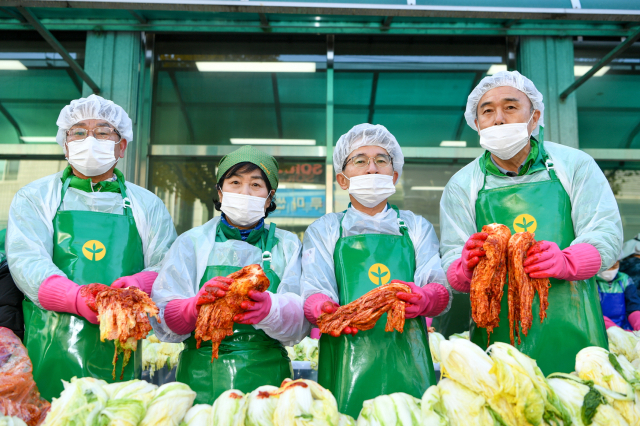 영주시새마을회가 사랑의김장담기 행사를 펼치고 있다. 영주시 제공