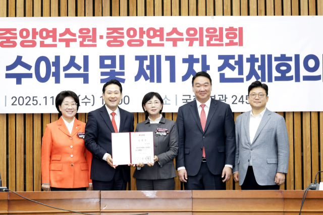 지난 12일 국회 본관 회의실에서 열린 국민의힘 중앙연수원·중앙연수위원회 임명장 수여식 및 제1차 전체회의에서 장동혁 국민의힘 대표(사진 왼쪽에서 두번째)로부터 