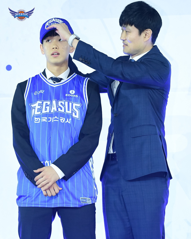 강혁 대구 한국가스공사 페가수스 감독이 삼일고 가드 양우혁에게 가스공사 모자를 씌워주고 있다. 가스공사 SNS 제공