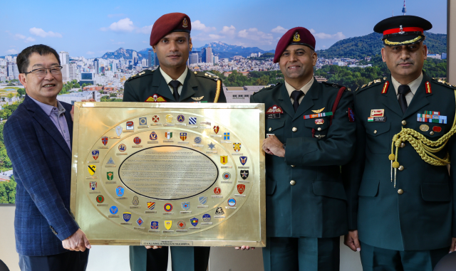 자그닛 길 인도 제60공수야전병원장 일행이 15일 서울 용산 전쟁기념관을 방문해 6·25전쟁 인도군 참전 75주년 기념패 등을 기증헸다. 전쟁기념사업회 제공▶