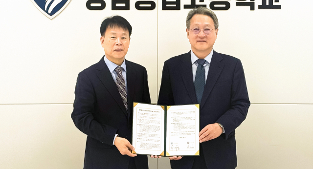 협약 체결에 나선 송우용 영남공고 교장(왼쪽), 최재영 영진전문대 총장이 포즈를 취했다.