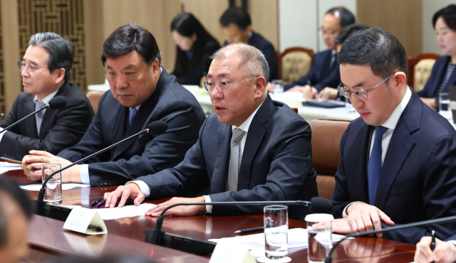 정의선 현대차그룹 회장이 16일 용산 대통령실에서 열린 이재명 대통령 주재 한미 관세협상 후속 민관 합동회의에서 발언하고 있다. 왼쪽부터 김용범 정책실장, 서정진 셀트리온 회장, 정 회장, 구광모 LG그룹 회장. 연합뉴스