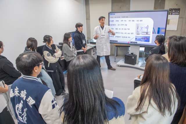 대구보건대 내에서 진행된 DHC 응급시뮬레이션 2차 프로그램을 통해 대구보건대 재학생들이 응급 상황에 대비한 각 학과 전공의 역할을 체험하고 있다. 대구보건대 제공