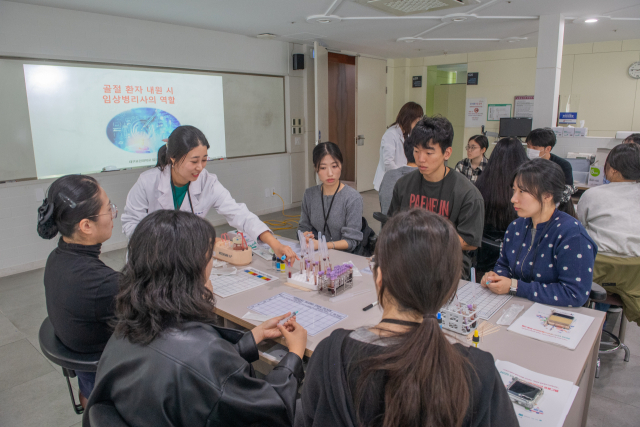 대구보건대 내에서 진행된 DHC 응급시뮬레이션 2차 프로그램을 통해 대구보건대 재학생들이 응급 상황에 대비한 각 학과 전공의 역할을 체험하고 있다. 대구보건대 제공