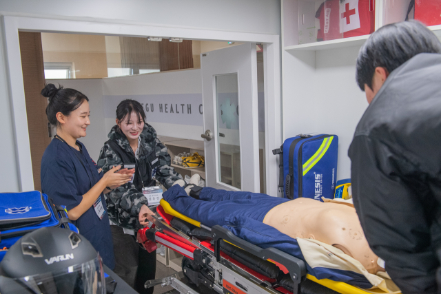 대구보건대 내에서 진행된 DHC 응급시뮬레이션 2차 프로그램을 통해 대구보건대 재학생들이 응급 상황에 대비한 각 학과 전공의 역할을 체험하고 있다. 대구보건대 제공