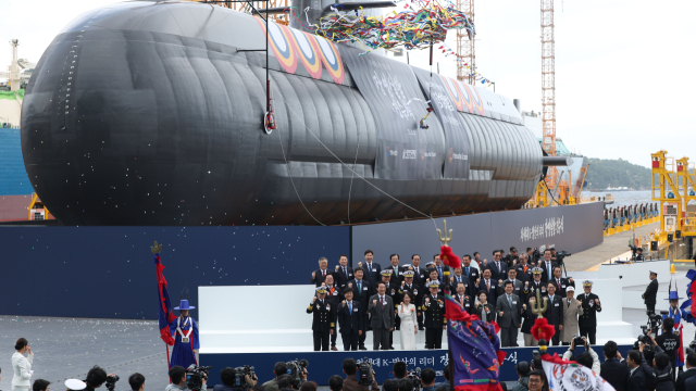 지난달 22일 경남 거제 한화오션에서 열린 장영실함(장보고-Ⅲ, Batch-Ⅱ 1번 함) 진수식에서 강동길 해군참모총장, 김희철 한화오션 대표, 변광용 거제시장 등이 기념 촬영하고 있다. 3천600t급 장영실함은 세계 최고 수준의 디젤 잠수함이다. 연합뉴스