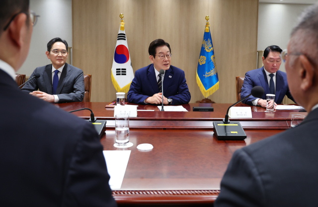 이재명 대통령이 16일 용산 대통령실에서 열린 한미 관세협상 후속 민관 합동회의에서 발언하고 있다. 가운데부터 시계방향으로 이재명 대통령, 최태원 SK그룹 회장, 정의선 현대차그룹 회장, 구광모 LG그룹 회장, 이재용 삼성전자 회장. 연합뉴스