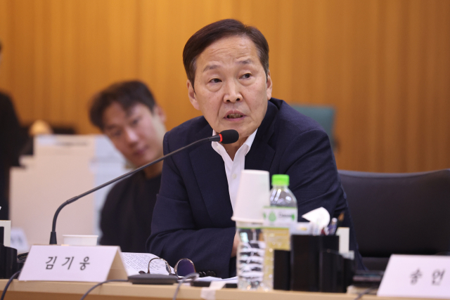 지난달 22일(현지시간) 캄보디아 프놈펜 주캄보디아 대사관에서 열린 국회 외교통일위원회 주캄보디아·주베트남·주태국·주라오스대사관 국정감사에서 국민의힘 김기웅 의원이 김현수 주캄보디아 대사 대리에게 한국인 납치·감금 범죄 관련 질의를 하고 있다. 연합뉴스