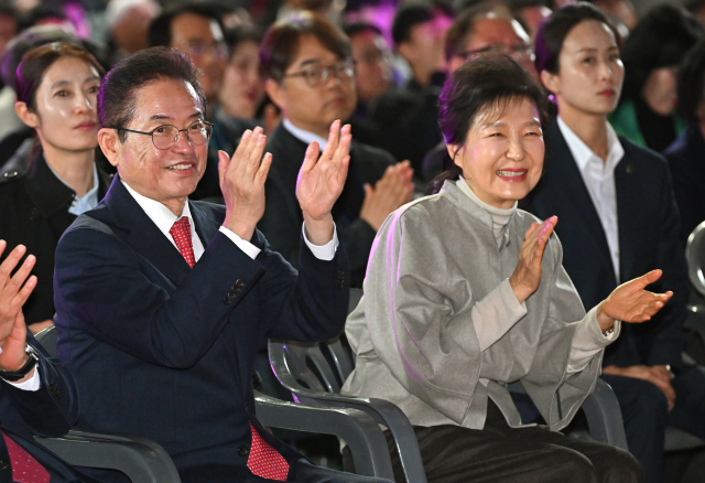 박근혜(오른쪽) 전 대통령이 14일 구미 복합스포츠센터에서 열린 