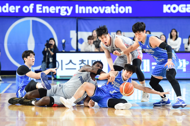대구 한국가스공사 페가수스의 우동현(5번)이 16일 대구에서 열린 울산 현대모비스 피버스와의 경기 도중 흐른 공을 잡기 위해 안간힘을 쓰고 있다. KBL 제공
