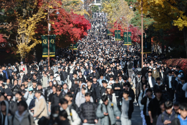 16일 2026학년도 대입 수시모집 논술시험이 열린 서울 종로구 성균관대학교에서 시험을 마친 수험생들이 고사장을 나서고 있다. 연합뉴스