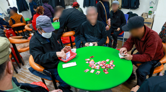 치매센터에 테이블 수십개…도심에 파고 든 도박장