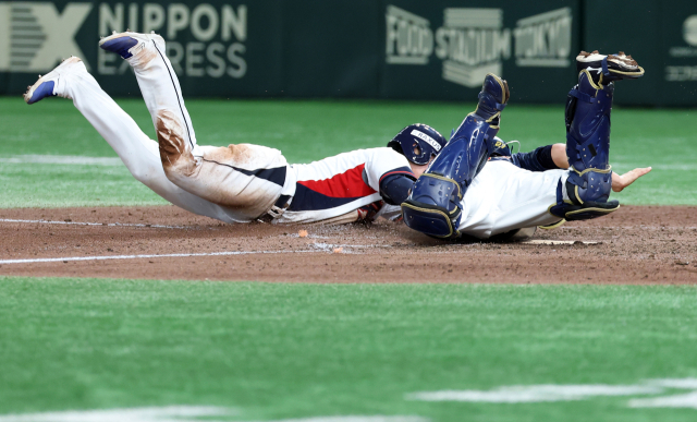 16일 일본 도쿄돔에서 열린 2025 K-베이스볼 시리즈 한국과 일본의 평가전. 7회말 2사 1,2루 상황에서 박해민의 중견수 앞 안타 때 2루에 있던 문현빈이 홈으로 파고들다 태그아웃 당하고 있다. 연합뉴스