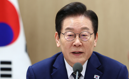 '항소 포기' 논란에…李 대통령 지지율 54.5%로 하락