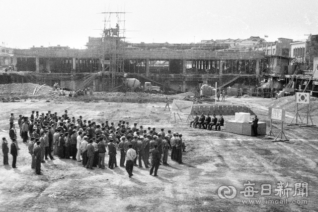 1975년 11월 대화재로 전소된 서문시장 4지구에서 이듬해인 1976년 재건축을 위한 기공식이 열리고 있다. 사진=매일아카이빙센터