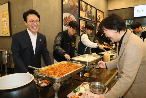 성대 찾은 김민석 총리, 학생들과 미역국·제육볶음 식사