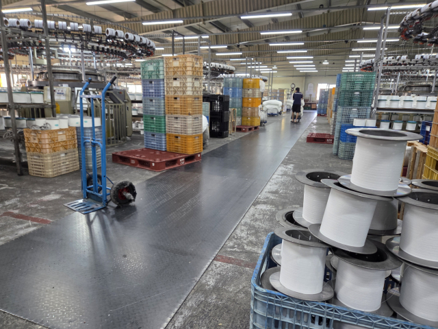 니트 원단을 생산 중인 대구 달서구 성서산업단지의 한 섬유업체 공장. 이 회사는 공장을 24시간 가동한다. 회사 대표 A씨는 