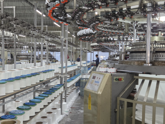 대구 달서구 성서산업단지의 한 섬유업체 공장에서 니트 원단 생산 기계가 돌아가고 있다. 매일신문DB