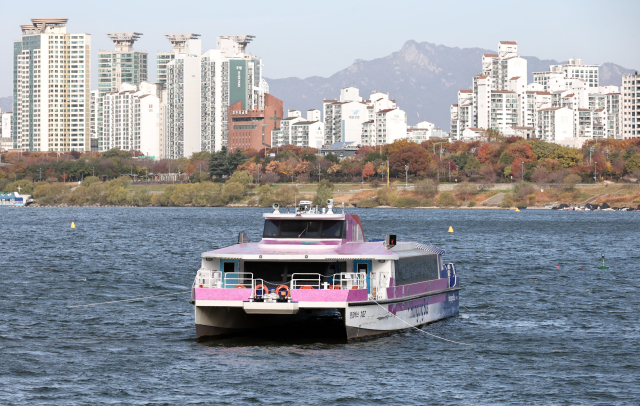 17일 서울 송파구 잠실선착장 부근에 수심이 얕은 곳을 지나다 항로를 이탈하며 강바닥에 걸린 한강버스가 멈춰서 있다. 연합뉴스