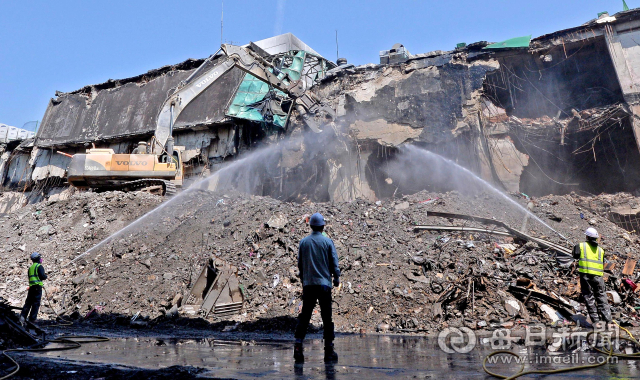 1976년 재건축한 서문시장 4지구가 2016년 11월 30일 대화재로 또 무너져 이듬해 4월 철거되고 있다. 화재 발생 9년째인 2025년 11월 현재 재건축은 착공도 못하고 있다. 사진=매일아카이빙센터