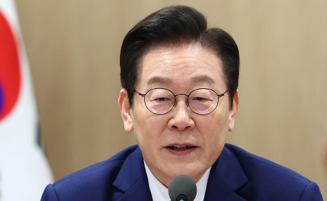 '항소 포기' 논란에…李 대통령 지지율 54.5%로 하락