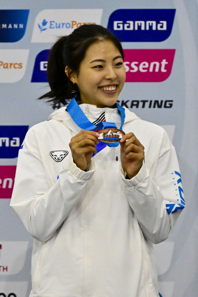 동메달을 목에 걸고 환하게 웃고 있는 이나현. 연합뉴스