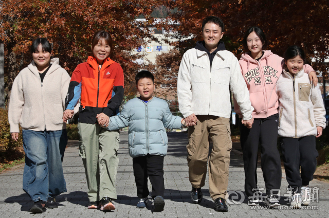 여섯 식구가 집 앞 공원에 나와 산책을 즐기고 있다. 정운철 기자 woon@imaeil.com