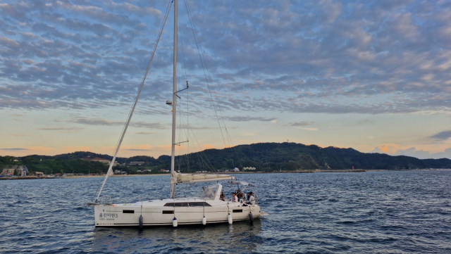 울진 앞바다에서 요트를 즐기며 수험생들이 지친 마음을 힐링 할 수 있다. 울진군 제공