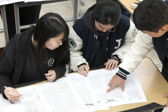 2026학년도 대학수학능력시험(수능) 다음날인 14일 대구 수성구 정화여자고등학교 3학년 교실에서 수험생들이 가채점하고 있다. 연합뉴스