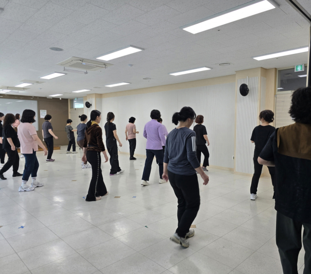 다이어트 댄스 수업 장면