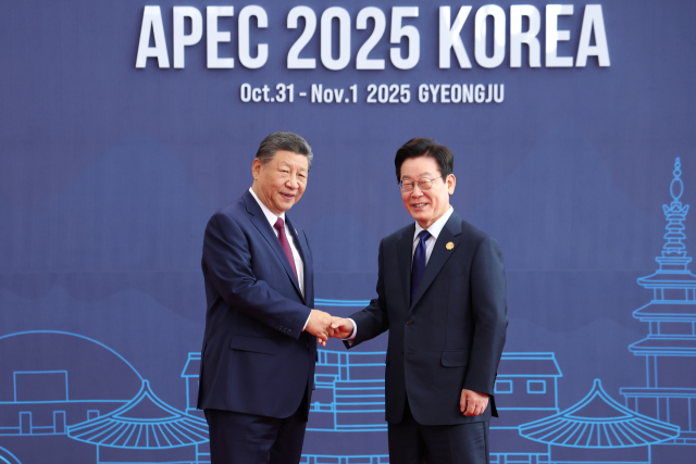 이재명 대통령이 경주화백컨벤션센터(HICO)에서 열린 2025 아시아태평양경제협력체(APEC) 정상회의에 참석한 시진핑 중국 국가주석을 맞이하고 있다. 연합뉴스