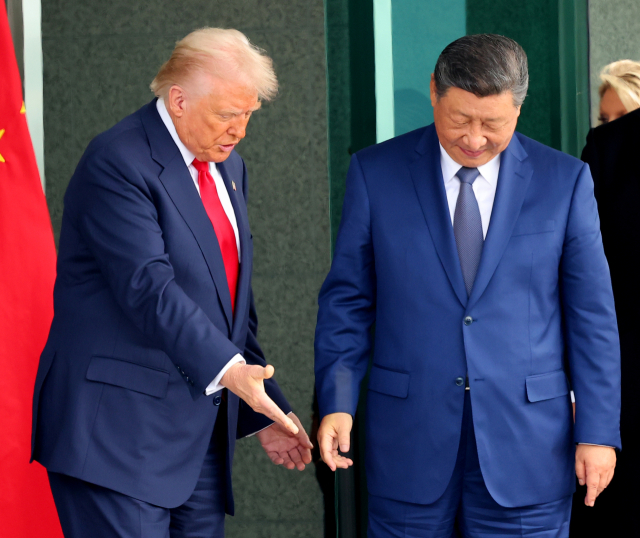 도널드 트럼프 미국 대통령과 시진핑 중국 국가주석이 지난해 11월 부산 김해공군기지 의전실 나래마루에서 미중정상회담을 마친 뒤 회담장을 나서고 있다. 연합뉴스