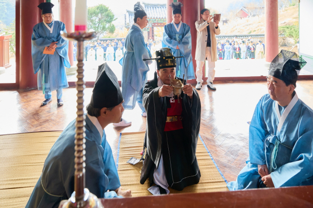 이만규 대구시의장이 지난 16일 달성군 하빈면에 있는 육신사 사당에서 열린 사육신 569주기 추계 향사에 참석해 제를 봉행하고 있다. 대구시의회 제공