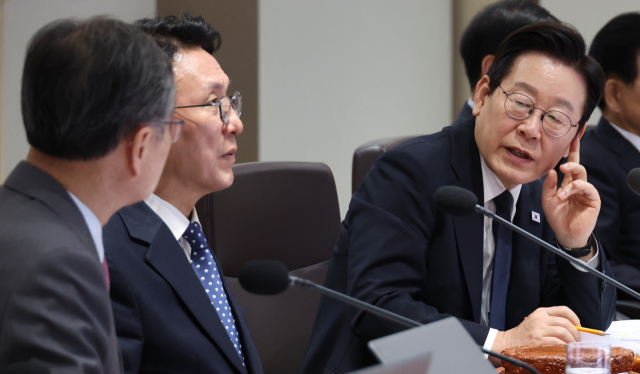 이재명 대통령이 4일 국무회의에서 외교부 업무보고를 받은 뒤 조현 외교부 장관에게 질문하고 있다. 연합뉴스